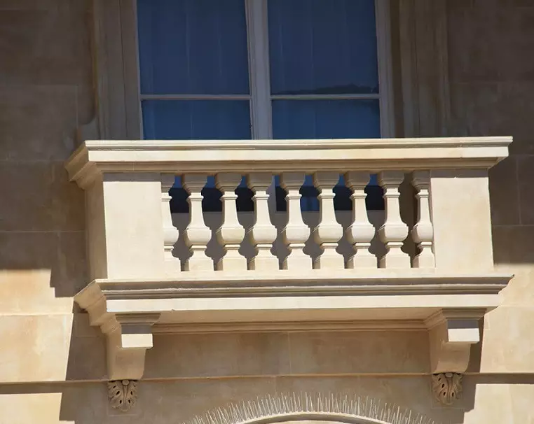 Fin de balcón (79 fotos): barandas de balcón de metal y parapedes de vidrio para logia, cercas de madera y otras opciones 9991_48