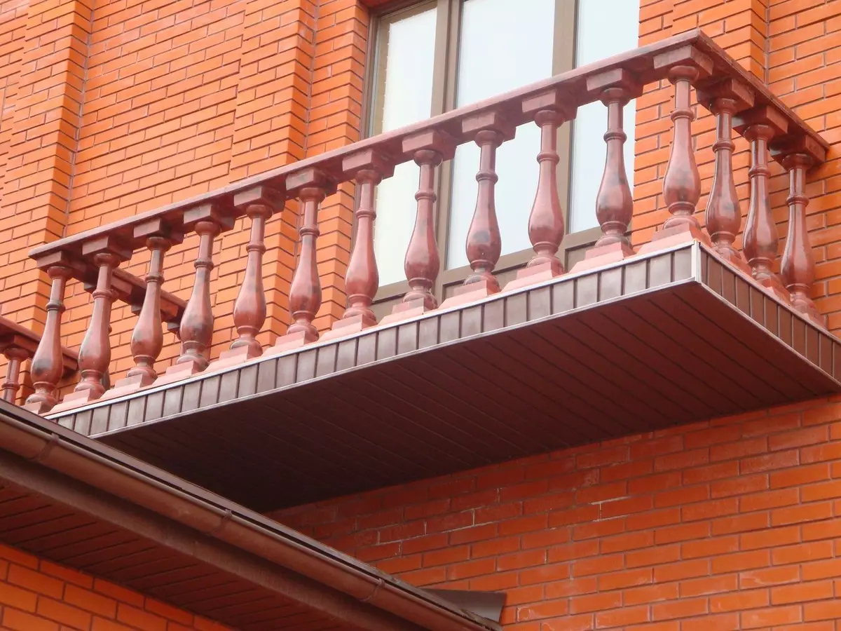 Fencing balkon (79 foto): balistrad balkon metal ak parapedes vè pou lodjya, kloti bwa ak lòt opsyon 9991_49
