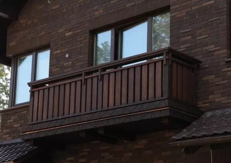 Fin de balcón (79 fotos): barandas de balcón de metal y parapedes de vidrio para logia, cercas de madera y otras opciones 9991_55