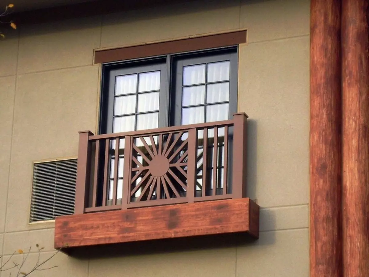 Fin de balcón (79 fotos): barandas de balcón de metal y parapedes de vidrio para logia, cercas de madera y otras opciones 9991_57