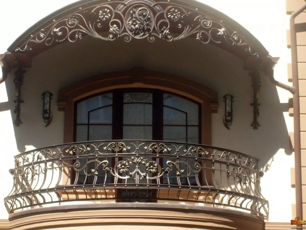Fencing balkon (79 foto): balistrad balkon metal ak parapedes vè pou lodjya, kloti bwa ak lòt opsyon 9991_59
