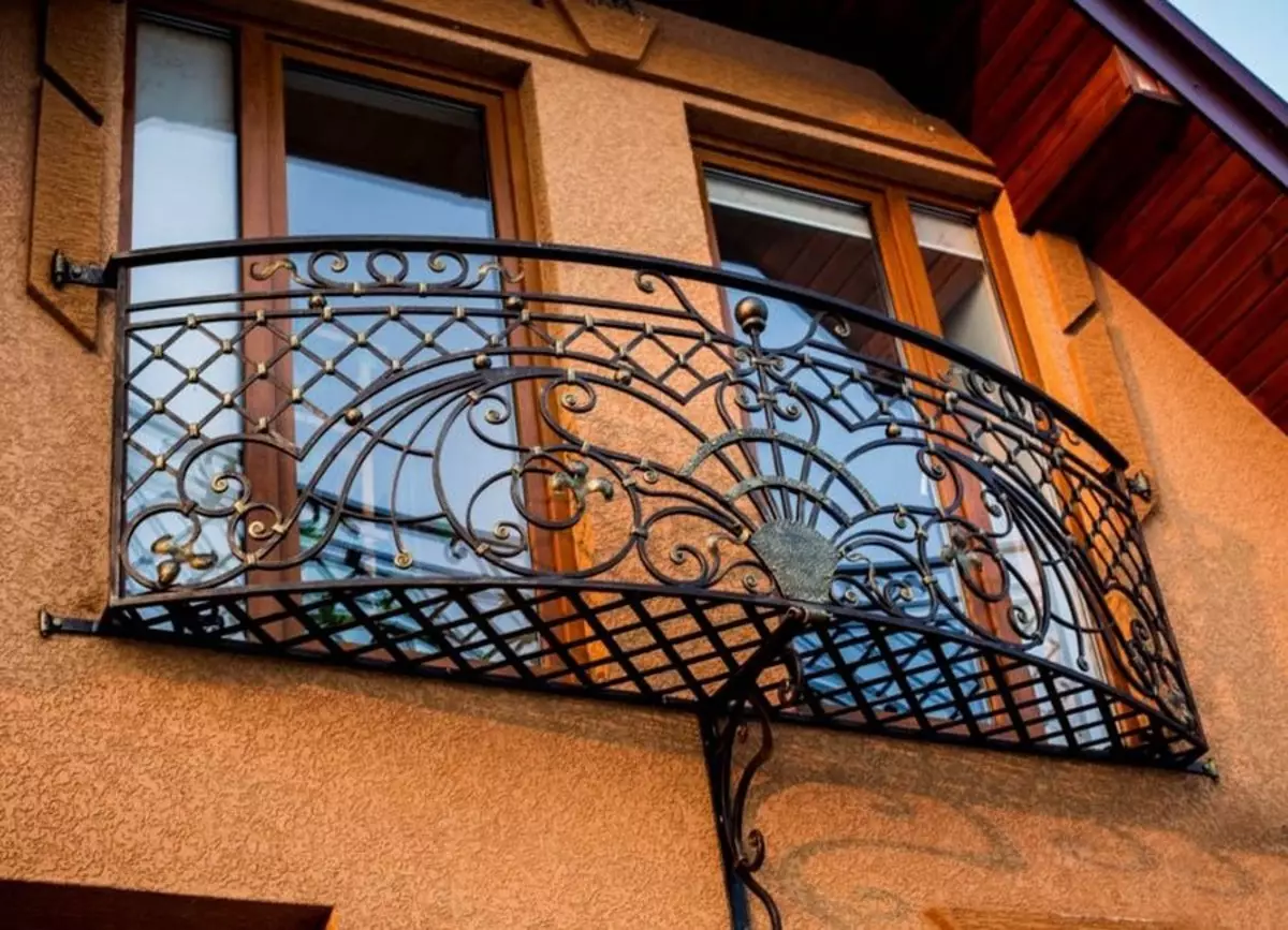 Fin de balcón (79 fotos): barandas de balcón de metal y parapedes de vidrio para logia, cercas de madera y otras opciones 9991_60