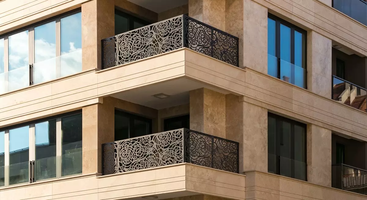 Balkon schermen (79 foto's): metalen balkon balustrades en glazen parapedes voor loggia, houthaks en andere opties 9991_63