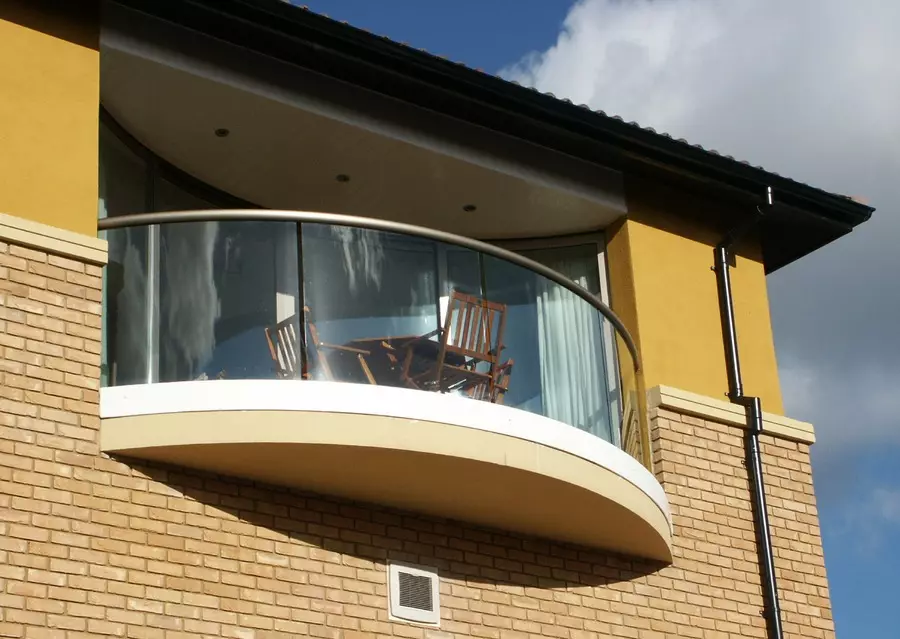 Fin de balcón (79 fotos): barandas de balcón de metal y parapedes de vidrio para logia, cercas de madera y otras opciones 9991_66
