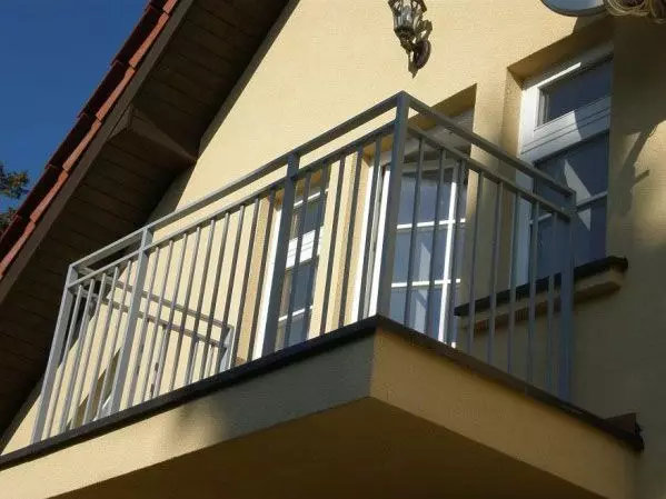 Fin de balcón (79 fotos): barandas de balcón de metal y parapedes de vidrio para logia, cercas de madera y otras opciones 9991_75