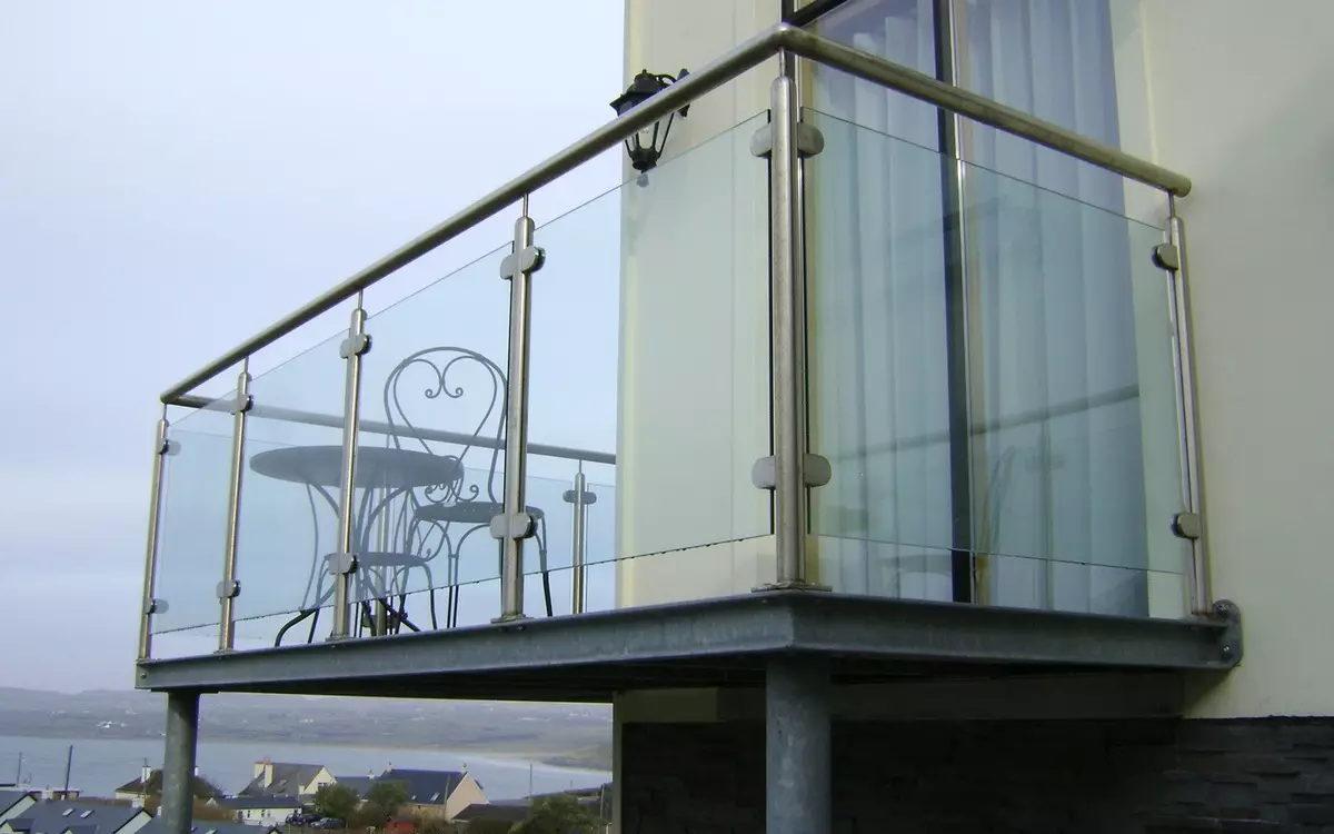 Fin de balcón (79 fotos): barandas de balcón de metal y parapedes de vidrio para logia, cercas de madera y otras opciones 9991_76