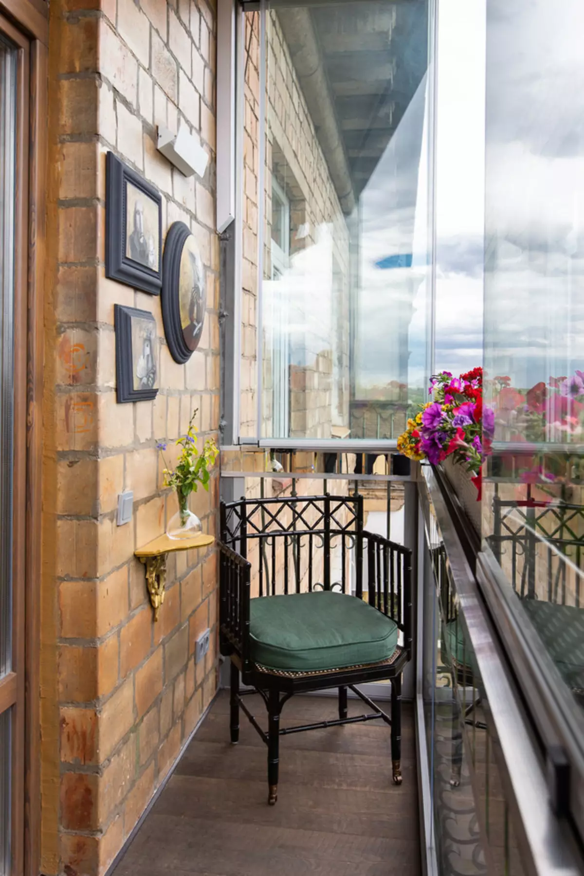 Balkoni un lodžijas bēniņu stilā (70 fotogrāfijas): neliela balkona interjera dizains bēniņu stilā, balto un sarkano ķieģeļu dekorēšana 9992_10