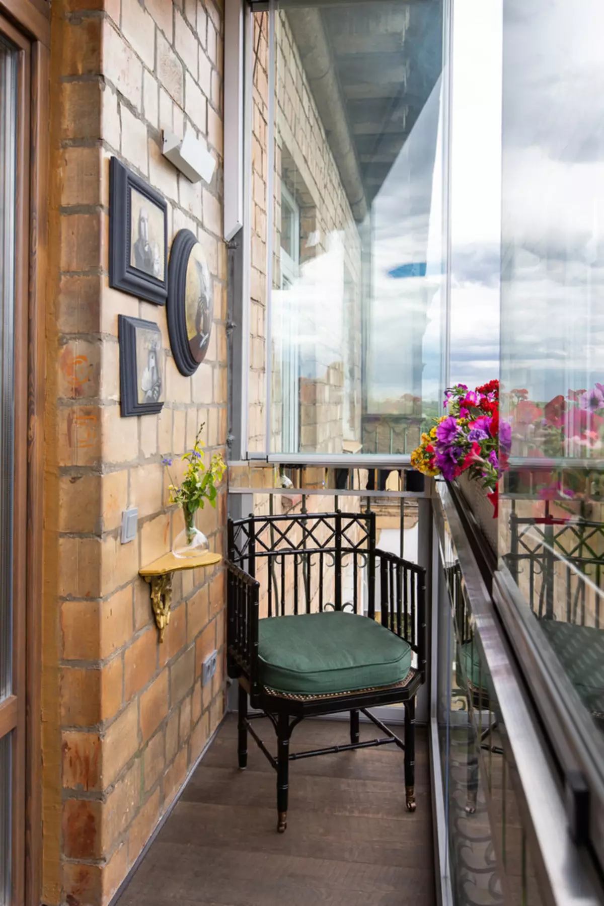 Balkonen an Loggias am Loftstil (70 Fotoen): Interieur Design vun enger klenger Balkon, en Dekor Stil, eng Dekor a roude a roude a roude a roude a roueger 9992_10