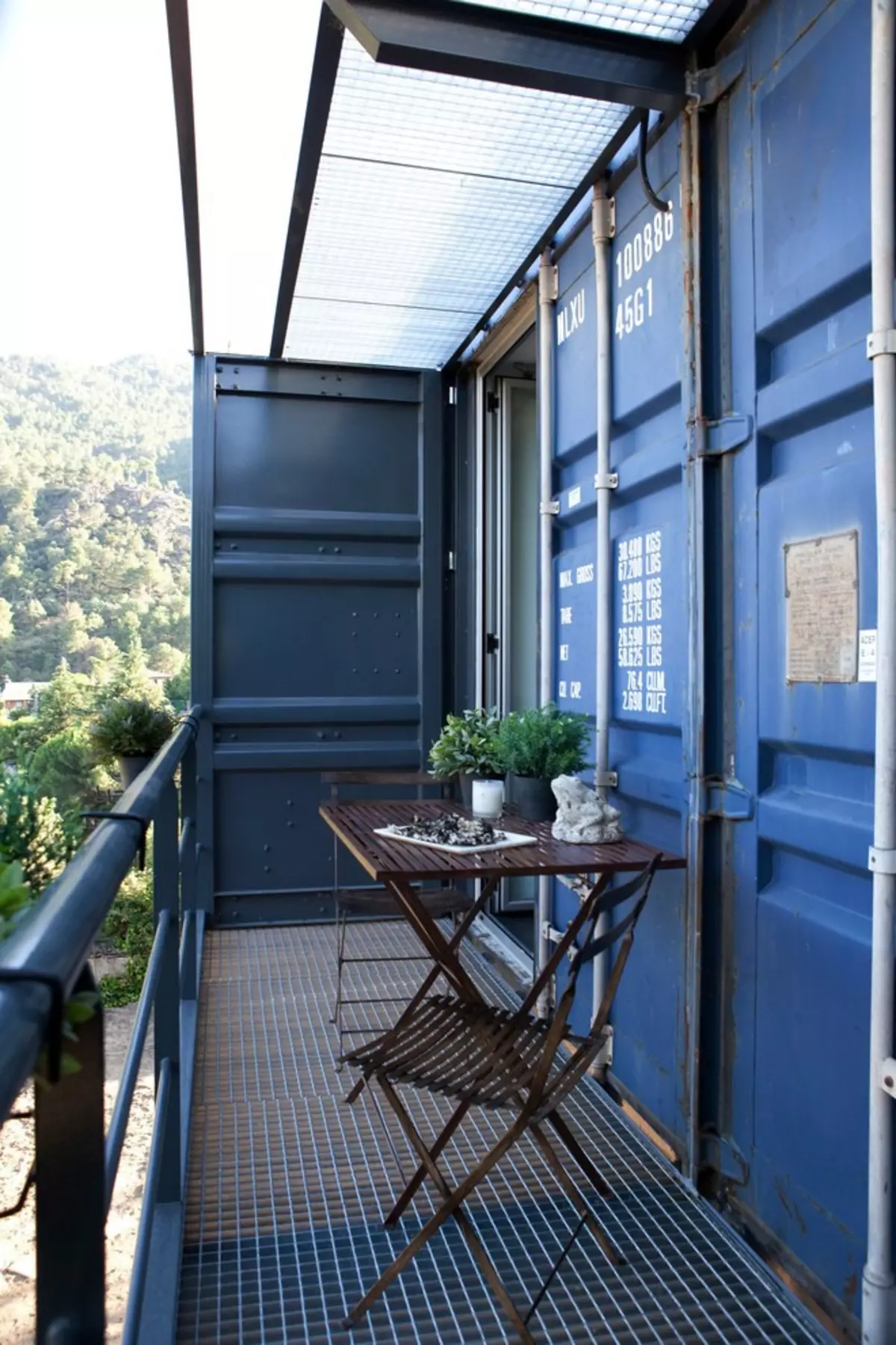 Balkonen an Loggias am Loftstil (70 Fotoen): Interieur Design vun enger klenger Balkon, en Dekor Stil, eng Dekor a roude a roude a roude a roude a roueger 9992_19